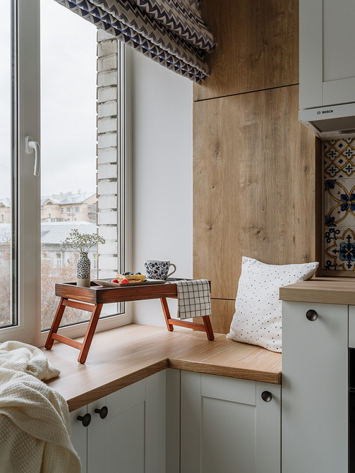Підвіконня-стільниця з дуба в інтер'єрі, ергономічне рішення для невеликої квартири