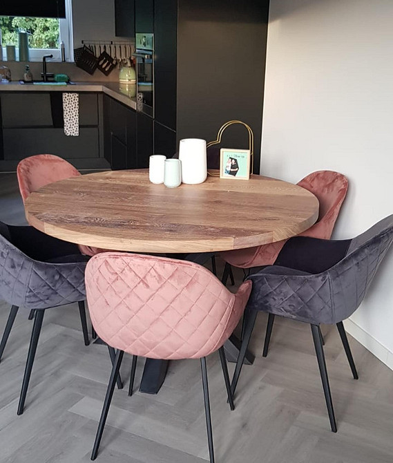 Кухня з великою дубовою стільницею, що служить обіднім столом і робочою поверхнею.