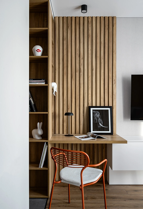 Дизайнерська дубова стільниця у ванній кімнаті: елегантність та натуральність в інтер'єрі ванної.