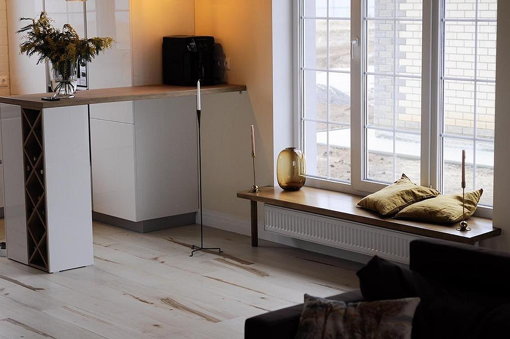 Ванна кімната з двома раковинами та широкою стільницею з дерева дуба.