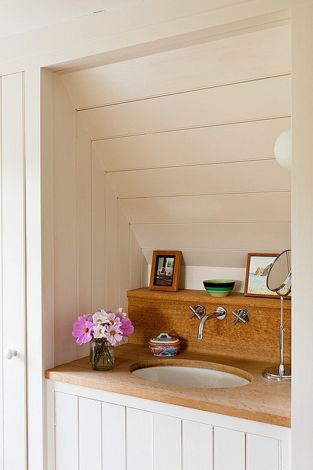 Письмовий стіл з дубовою стільницею в домашньому кабінеті, робоче місце