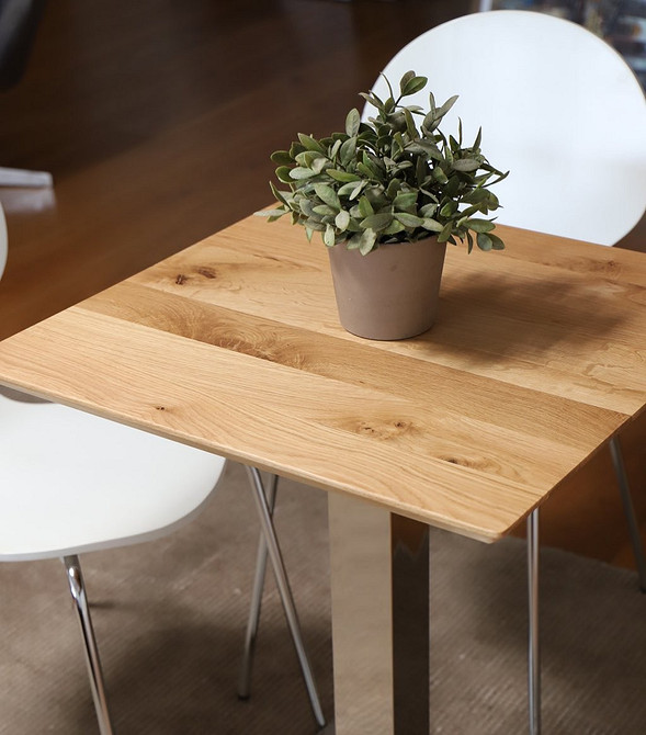 Мінімалістична ванна кімната з темною дерев'яною стільницею з дуба під раковину.