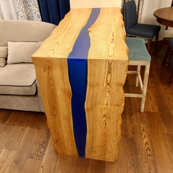 Простора кухня з великим кухонним островом, обладнаним дубовою стільницею.