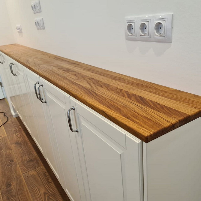 Дубова стільниця в мінімалістичному інтер'єрі, лаконічність та природність в одному