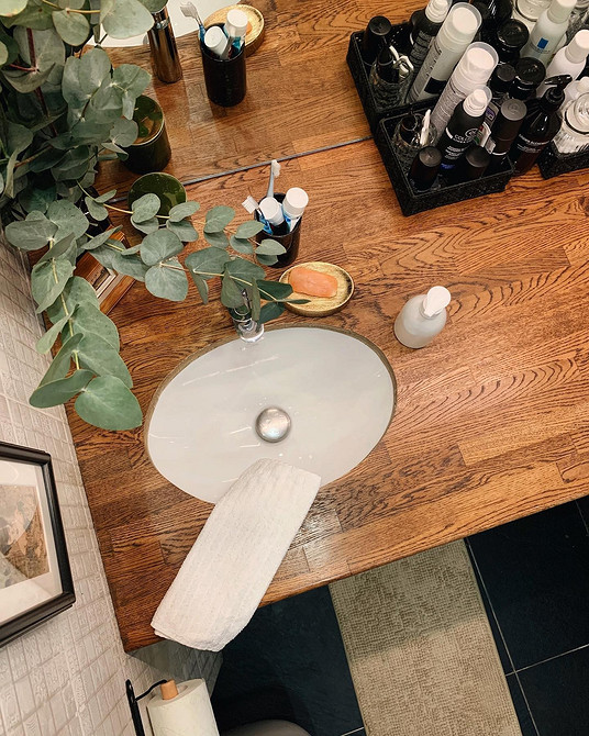 Сучасна ванна кімната з дубовою стільницею під раковину, натуральні матеріали