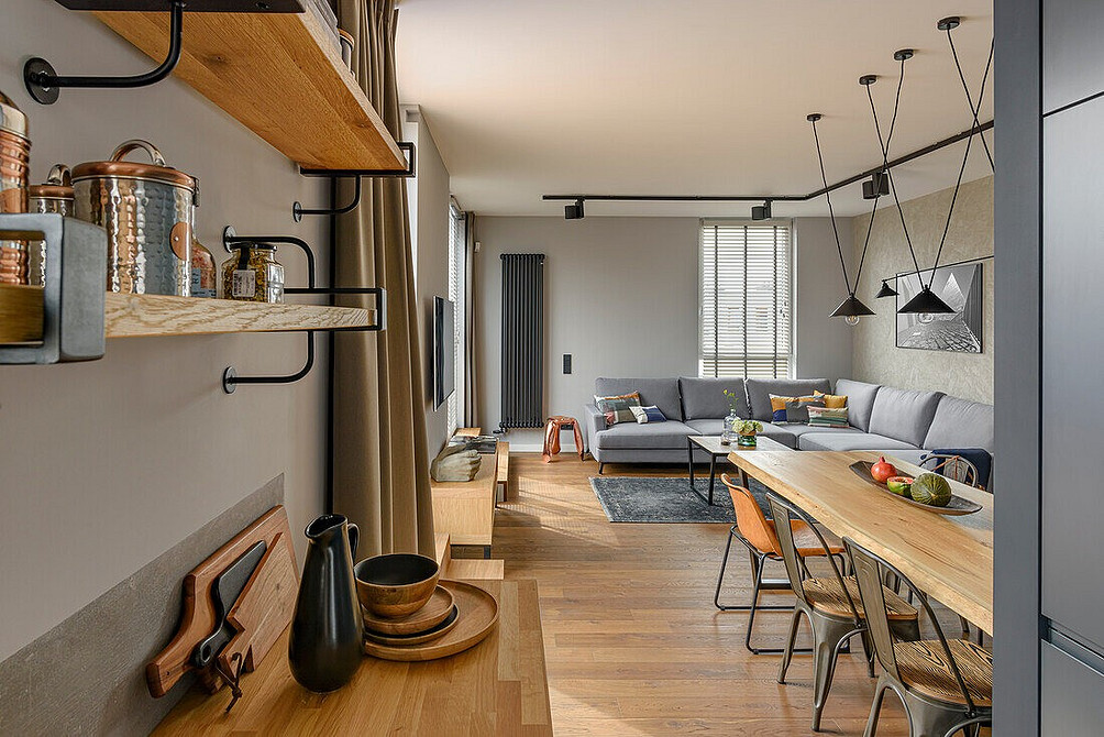 Сучасна ванна кімната з дерев'яною стільницею з дуба під раковину.