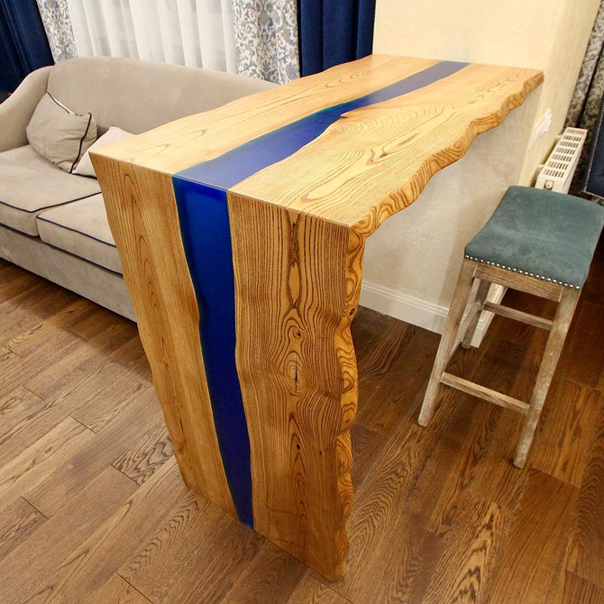 Стильна барна стійка з дубовою стільницею в сучасному інтер'єрі.