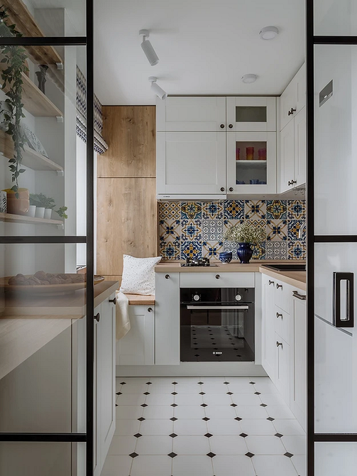 Дубова стільниця на кухні: світлі відтінки дерева в сучасному інтер'єрі 2026.