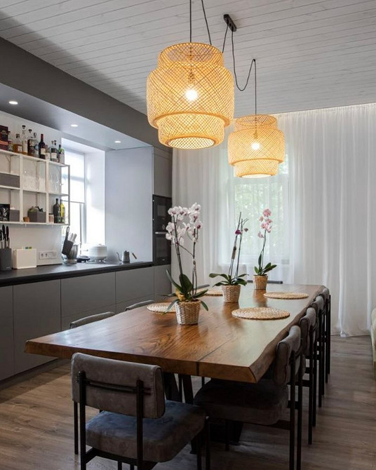 Стильний письмовий стіл з дубовою стільницею в сучасному кабінеті.