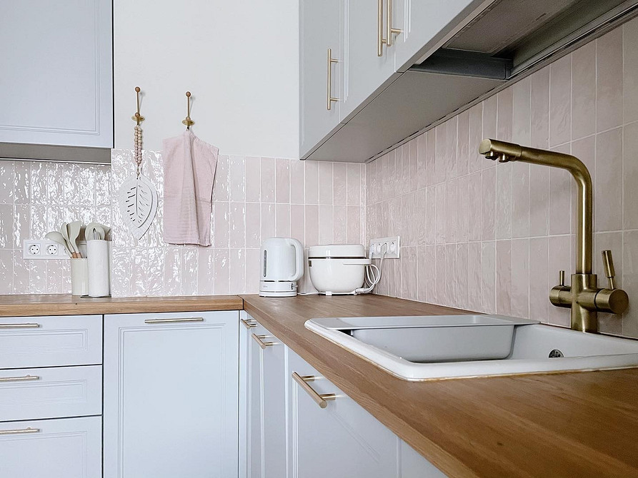 Темна дубова стільниця в класичному інтер'єрі: вишуканість та стиль 2026.