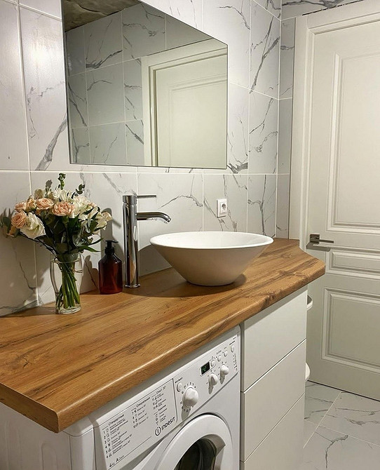 Темна дубова стільниця в інтер'єрі кухні: вишуканість та глибина кольору натурального дерева.