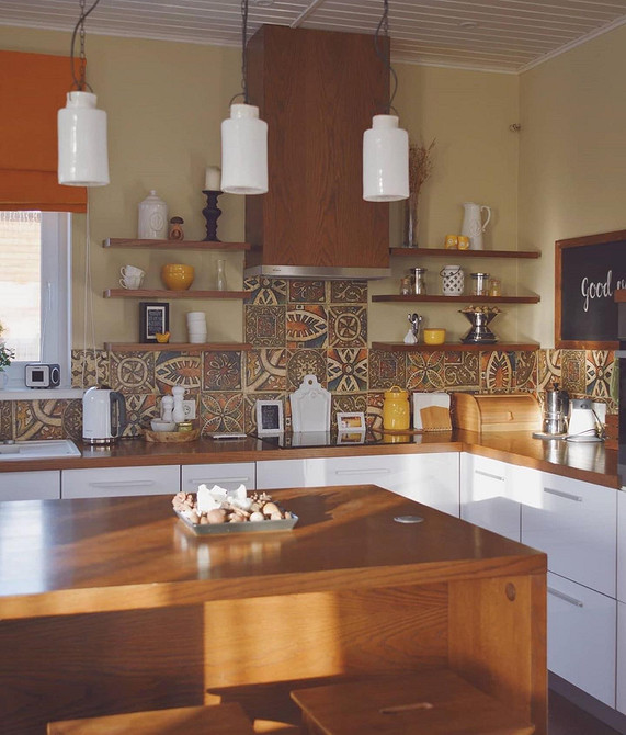 Дубова стільниця в інтер'єрі кухні з гарнітуром та обіднім столом з дуба.