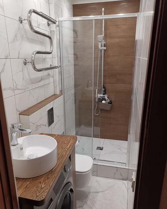 Ексклюзивна дубова стільниця: унікальний дизайн та якість натурального дерева в інтер'єрі.