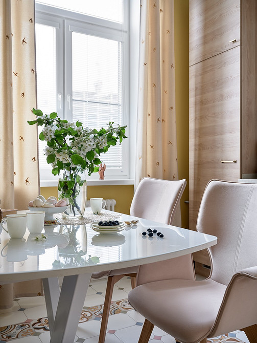 Мінімалізм і стиль Дизайнерський стілець з м'якою спинкою для мінімалістичного інтер'єру. Сучасні текстури.