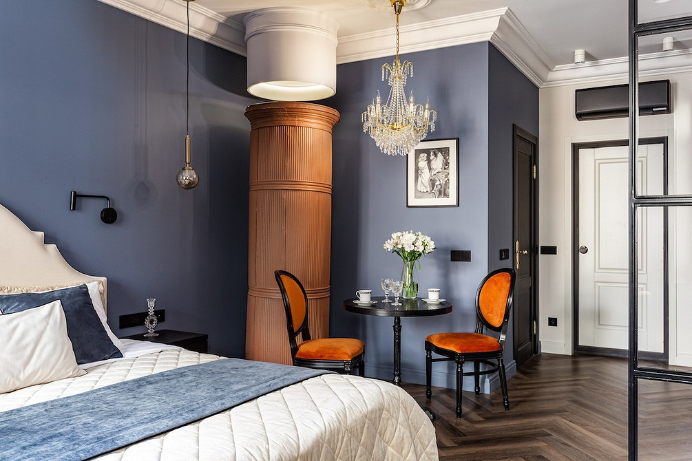 Сучасна класика Стілець з м'якою оббивкою та дерев'яними ніжками. Ретро стиль в інтер'єрі.