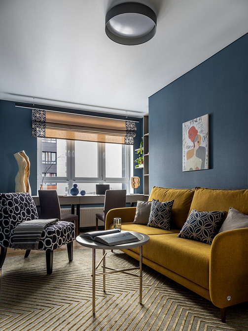 Стиль та комфорт М'який стілець з елегантною спинкою в сучасному дизайні інтер'єру.