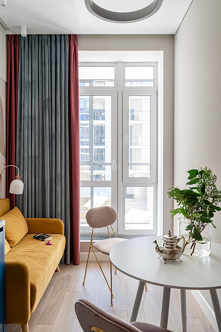 М'які стільці різних кольорів навколо столу. Матеріали каркасу стільців.