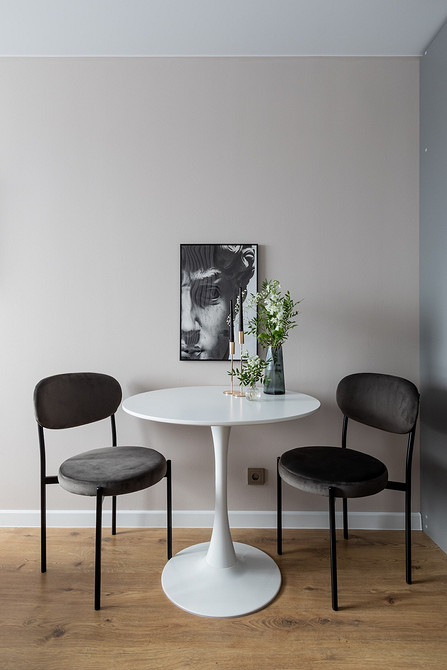 М'який стілець в класичному стилі з каретною стяжкою. Матеріали каркасу.