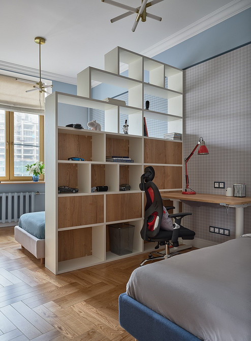 Текстильний стілець для кабінету М'який стілець з текстильною оббивкою в мінімалістичному інтер'єрі кабінету