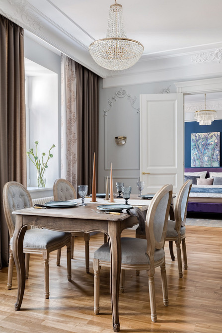 Лофт і комфорт Стілець з м'якою спинкою та металевими ніжками для лофт інтер'єру.