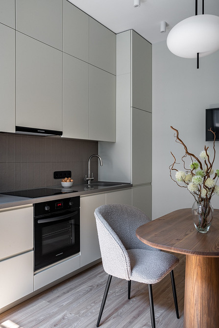 Елегантний м'який стілець з високою спинкою для вітальні: комфорт та стиль