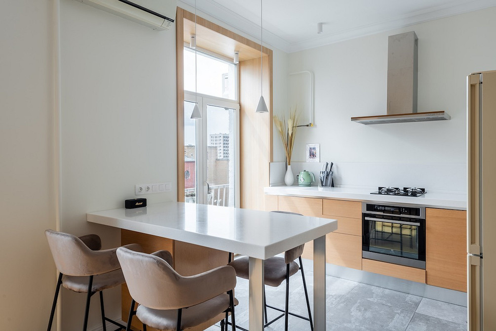 Класичний м'який стілець Темно-синій м'який стілець з капітоне для класичного інтер'єру кабінету