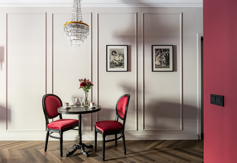 Затишок в їдальні Світлий стілець з м'якою спинкою в їдальні: затишна атмосфера.