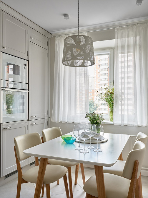 М'який стілець з велюровою оббивкою та ґудзиками. Різні види стільців.