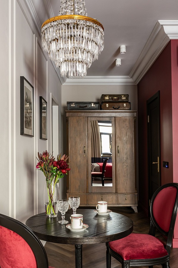 Релакс у спальні М'який стілець з високою спинкою для комфортного відпочинку в спальні.