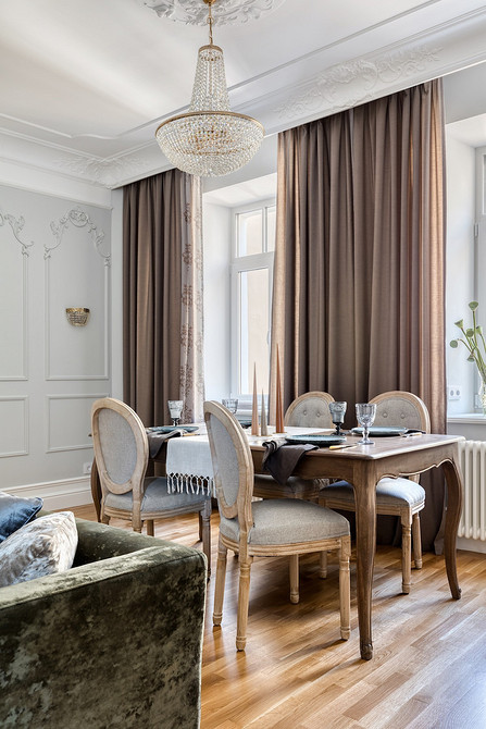 Максимум комфорту М'який стілець з підлокітниками для комфорту у вітальні чи кабінеті.