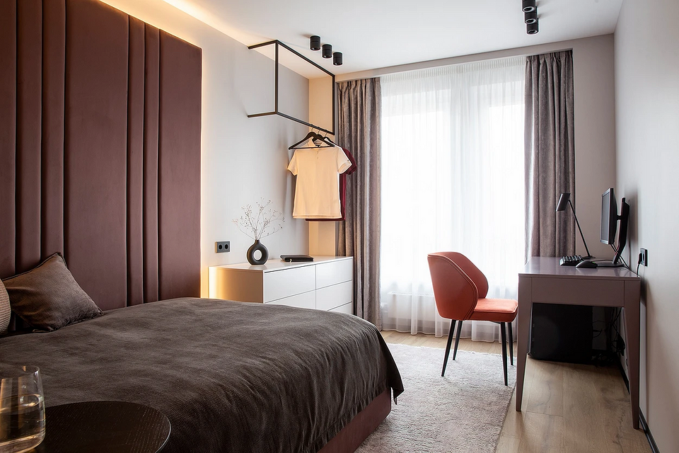 Альтернативи шафі-купе: стелажі для зберігання одягу та аксесуарів в спальні