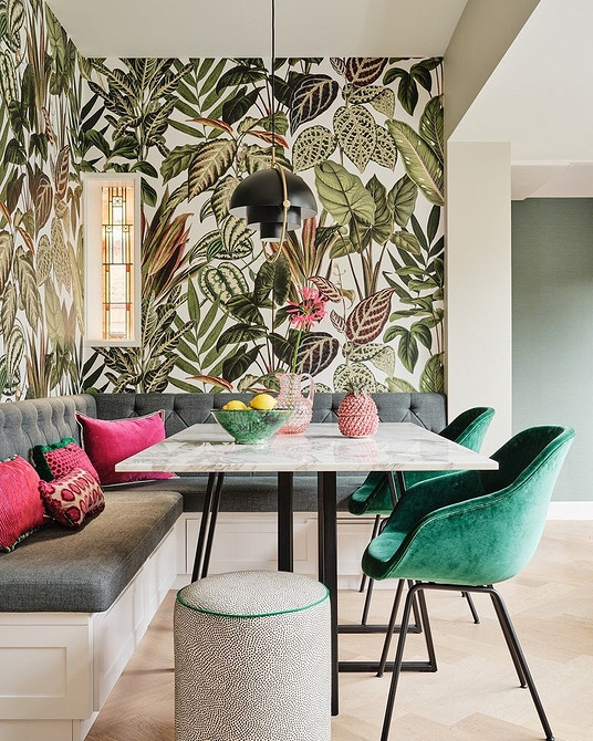 Простора кухня з кутовим диваном у світлих тонах, наповнена природним світлом 2026.