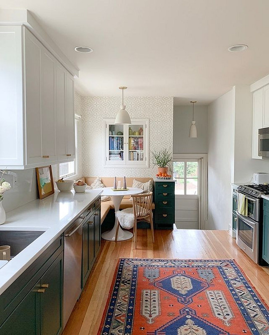 Затишний кутовий диван на кухні з м'якою оббивкою та подушками для відпочинку.