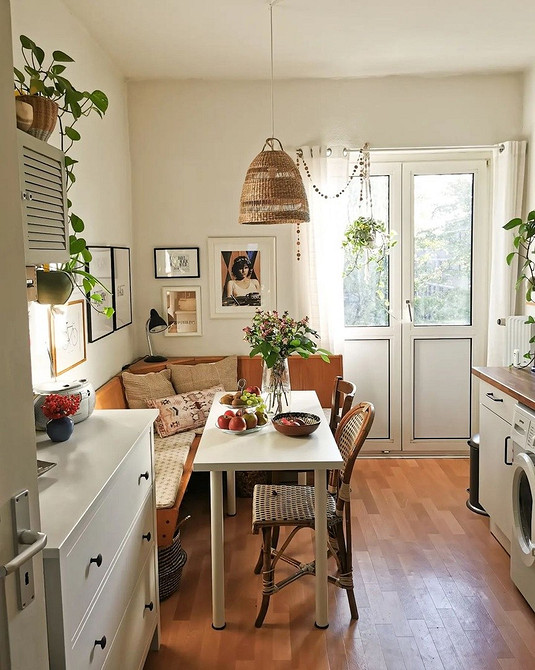 Кутовий диван з м'якою оббивкою на кухні: комфорт та практичність в одному