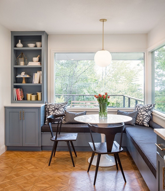 Кутовий диван з подушками на кухні: додаємо кольору та затишку в інтер'єр