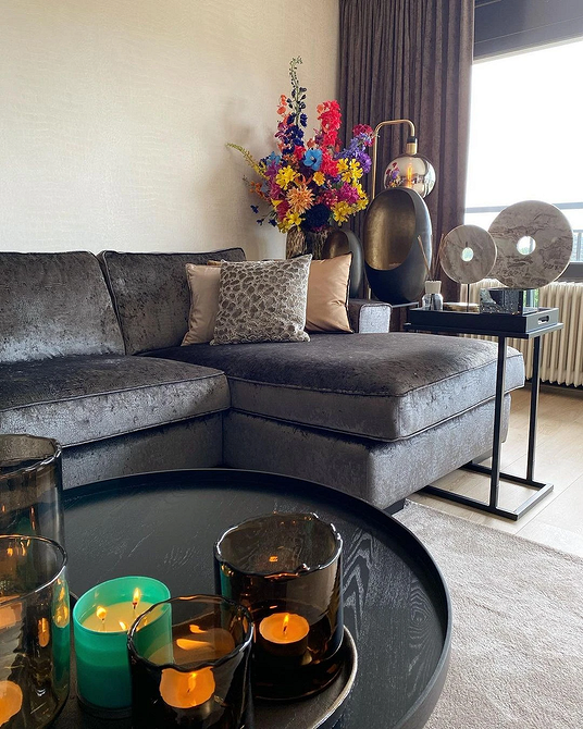 Шкіряний кутовий диван в інтер'єрі вітальні, стильний та практичний вибір