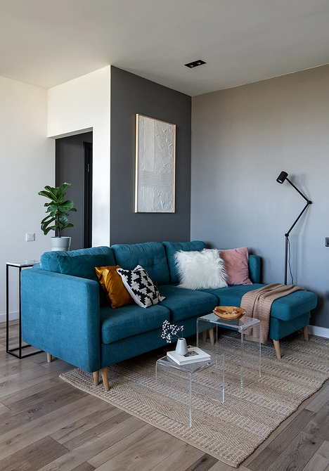 Кутовий диван з яскравою оббивкою в дитячій кімнаті з іграшками.