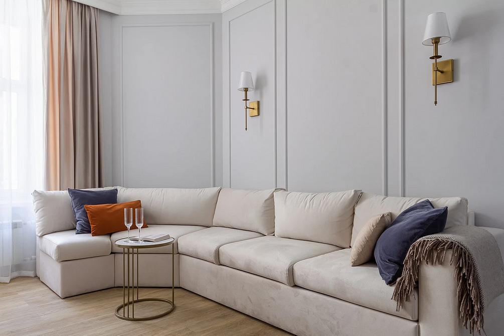 Кутовий диван з журнальним столиком: практичне та стильне рішення для зони відпочинку.