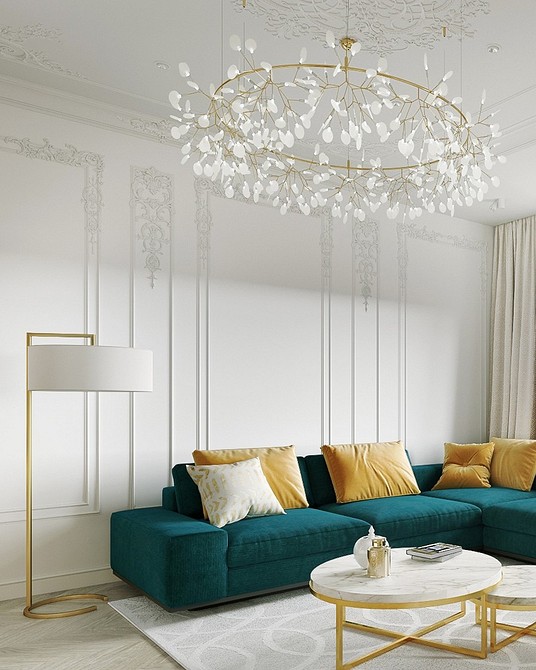 Кутовий диван з текстильною оббивкою та журнальним столиком у вітальні.