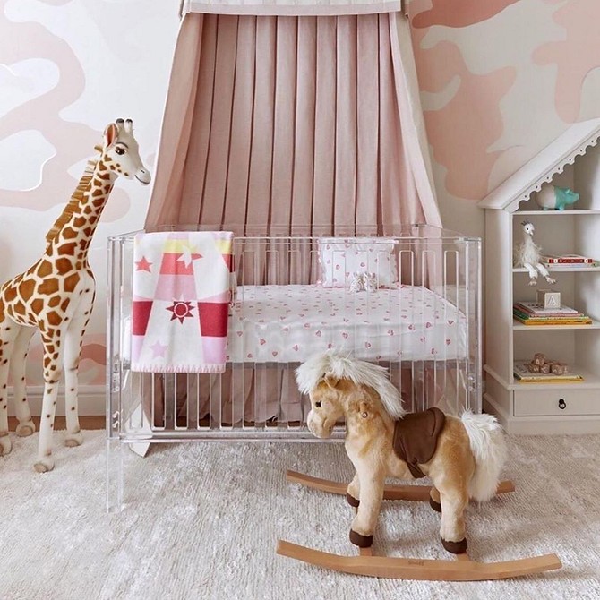 Прозорий стіл в офісі: сучасний дизайн, відкритий простір та відчуття легкості.