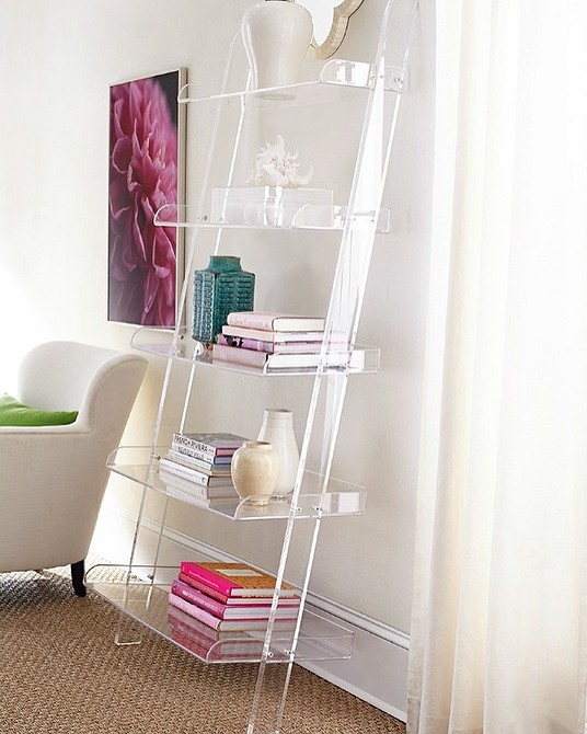 Прозорий стілець у вітальні з яскравими акцентами: стильний дизайн інтер'єру.