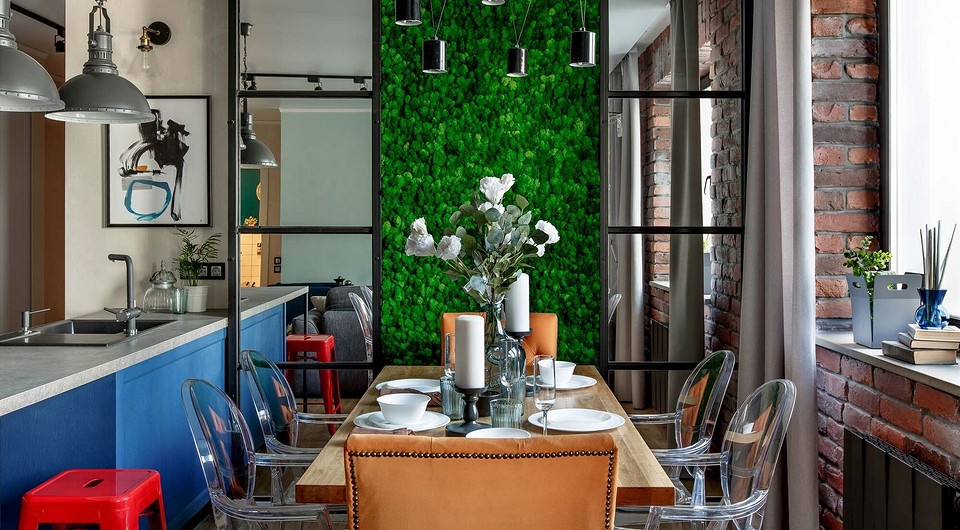 Сучасний інтер'єр з прозорим пластиковим стільцем: стильне рішення для дому.