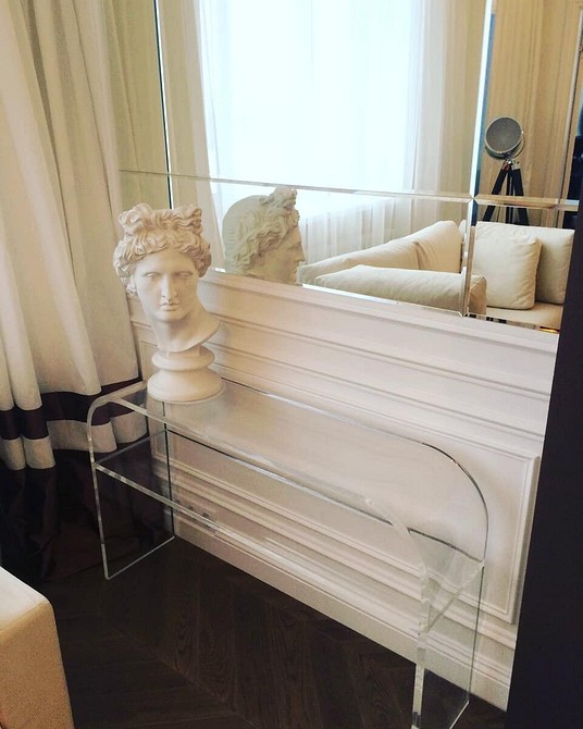 Прозорі стільці навколо обіднього столу: сучасний дизайн інтер'єру кухні, прозорі меблі.