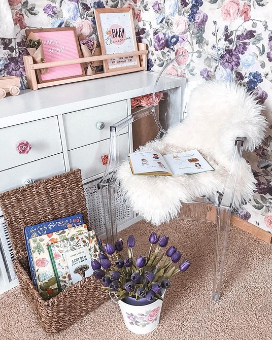 Прозоре крісло з подушкою: мінімалістичний дизайн інтер'єру та акцент на легкості.