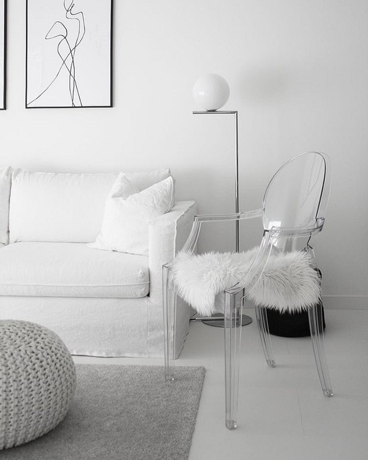 Прозорий журнальний столик у вітальні з килимом: сучасний дизайн інтер'єру.