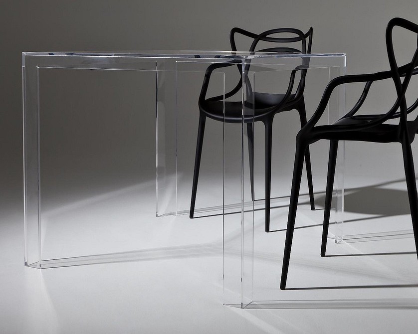 Елегантний прозорий стілець біля робочого столу: стильний дизайн інтер'єру.