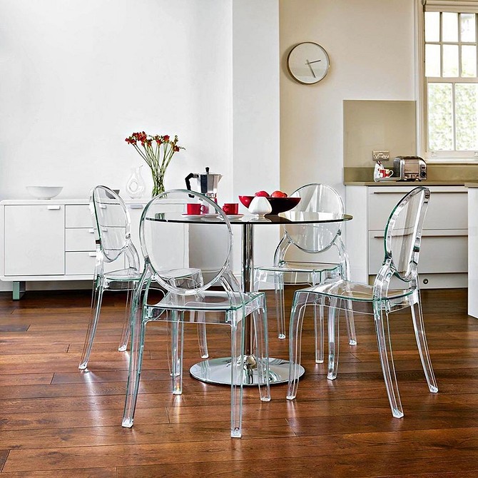 Елегантна обідня зона з прозорими стільцями: стильний дизайн інтер'єру.