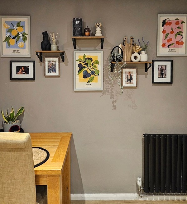 Відкриті полиці з перероблених матеріалів: екологічний дизайн 2026 у маленькій квартирі, креативне освітлення