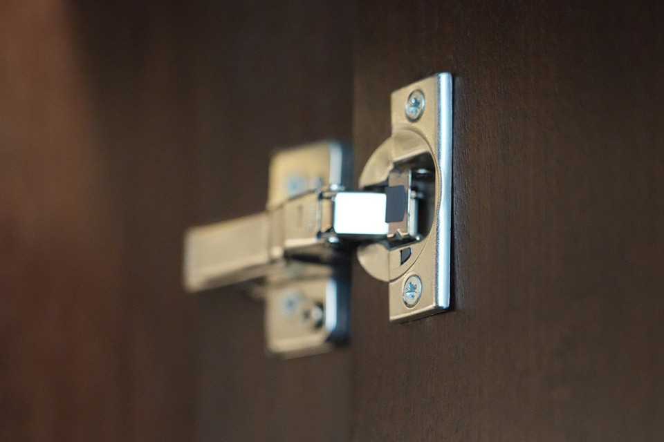 Вибір меблевих петель для кухні: встановлення фурнітури для скляних дверей, поради експертів.