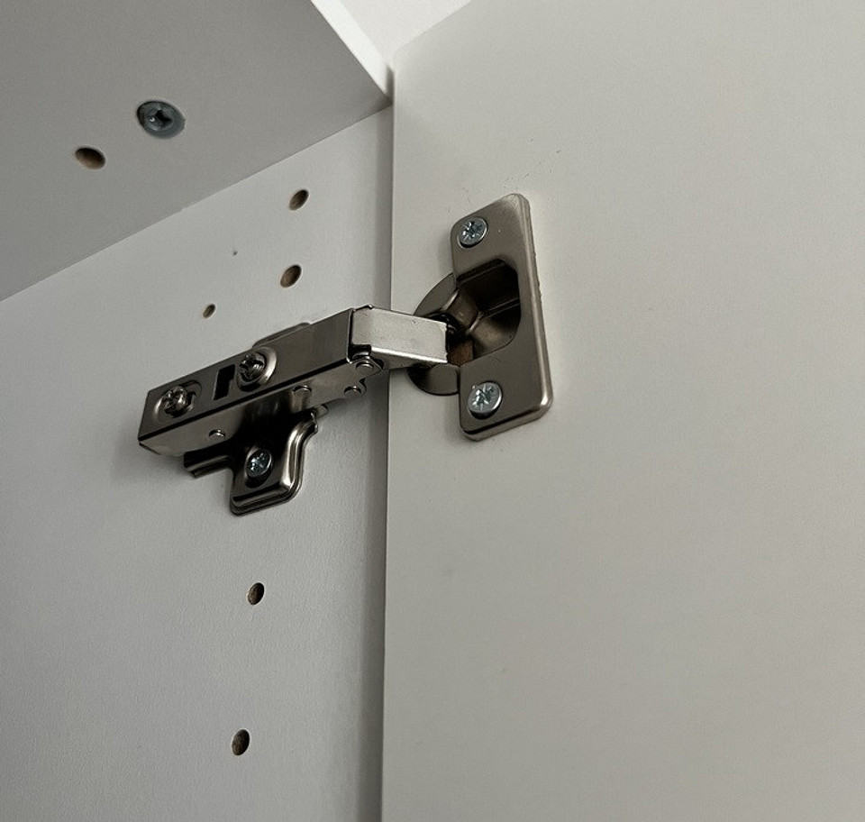 Різновиди меблевих петель для кухні: вибір для верхніх та нижніх шаф, фурнітура для скла.